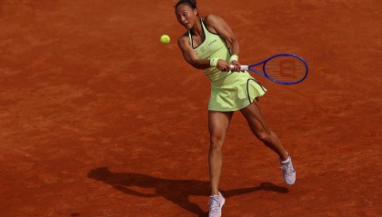 九游官网-郑钦文1-2遭到奥斯塔彭科逆转，止步WTA1000罗马站第三轮